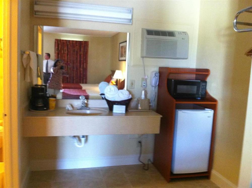 Oyo Hotel Augusta Downtown Oda fotoğraf